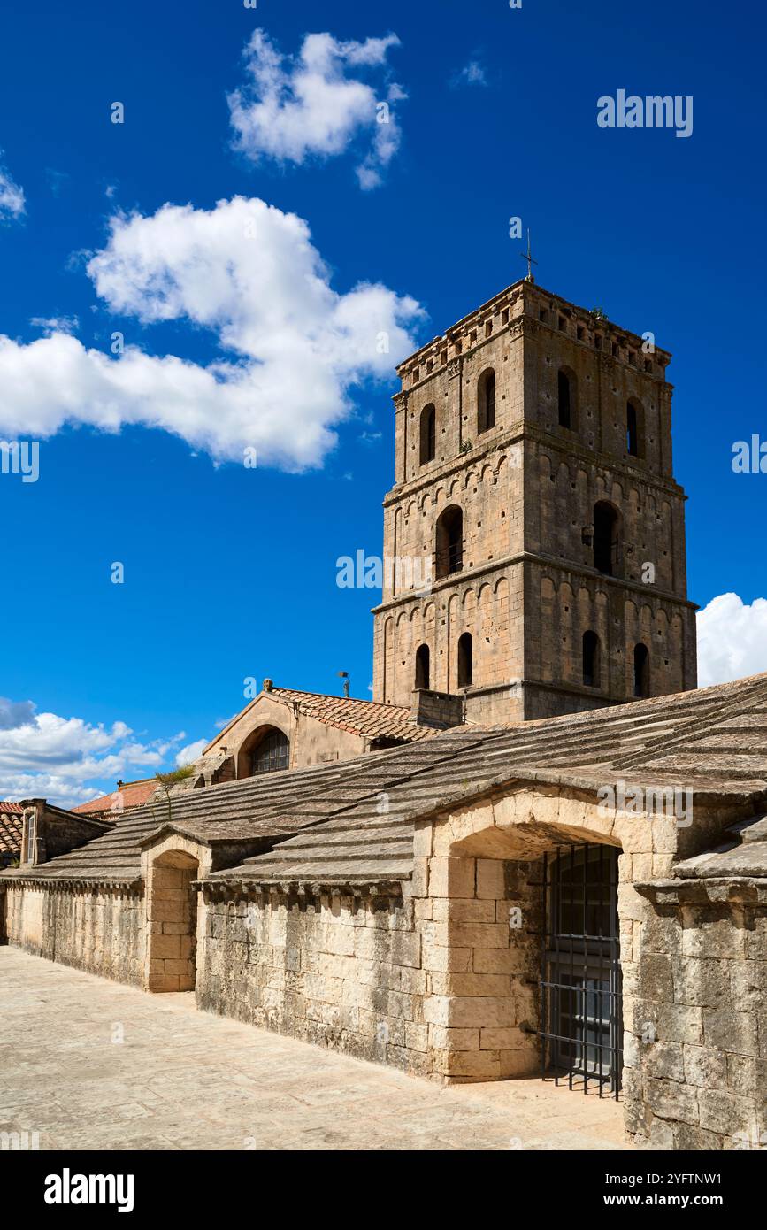 L'antica torre della chiesa di Saint Trophime, Arles, Provenza, Francia, vista dall'alto dei chiostri Foto Stock