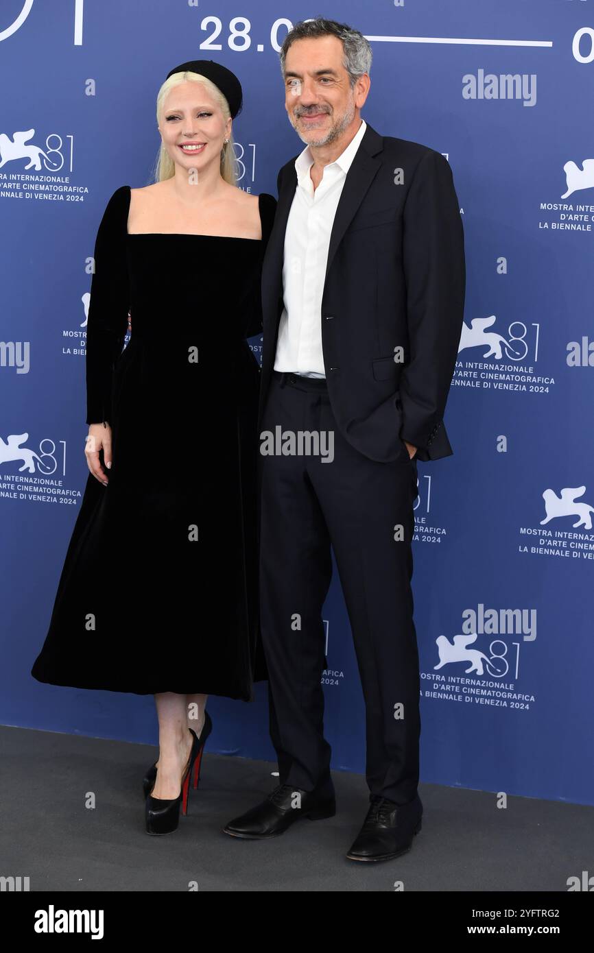 Venezia, Italia. 4 settembre 2024. Lady Gaga e il regista Todd Phillips partecipano alla fotocall "Joker: Folie A Deux" durante la 81a Mostra Internazionale d'Arte cinematografica di Venezia al Palazzo del Casino di Venezia. (Foto di Luigi Lorio/SOPA Images/Sipa USA) credito: SIPA USA/Alamy Live News Foto Stock