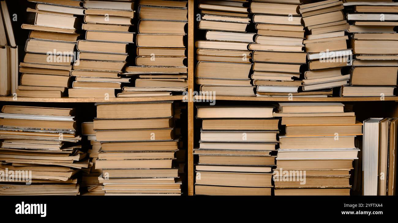 Vecchi libri antichi su libreria in legno Libreria libreria collezione vintage. Scienza e storia sfondo biege colore Foto Stock