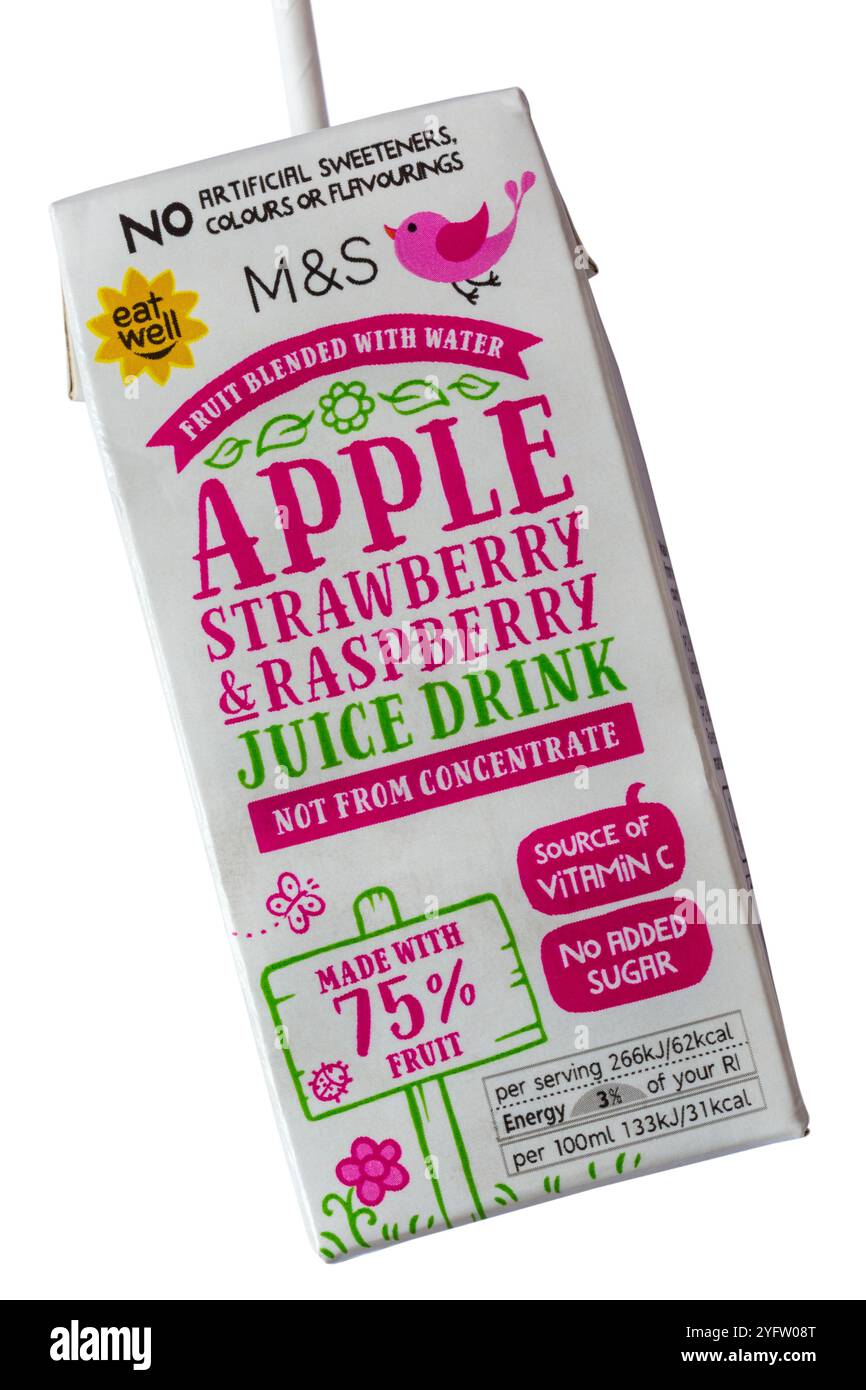 Confezione di succo di fragola di mela e lampone da M&S isolata su sfondo bianco, non da frutta concentrata miscelata con acqua Foto Stock