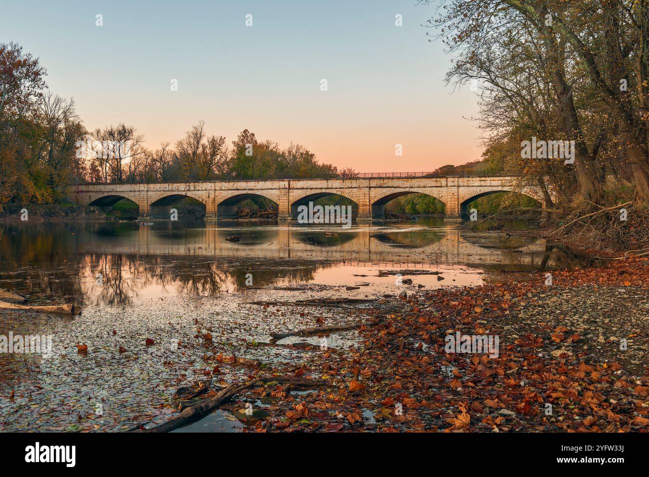 Monocacy Aqueduct on the Chesapeake and Ohio Canal National Historical Park al tramonto. Contea di Frederick. Maryland. STATI UNITI Foto Stock