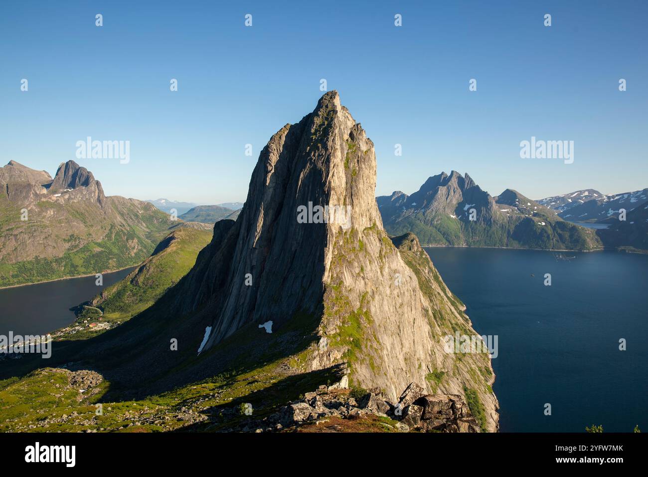 Una splendida vista di Segla, una delle vette più iconiche dell'isola di Senja, Norvegia. La montagna frastagliata si innalza bruscamente dai fiordi circostanti, creatina Foto Stock