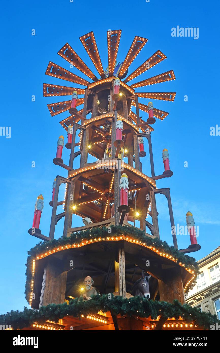 Größte Weihnachtspyramide in Essen Auf dem Essener Willy-Brandt-Platz wird eine der weltgrößten Weihnachtspyramiden mit über 20 Metern von dem Unternehmen Richard Müller und Sohn aufgebaut und wird somit zur Hauptattraktion auf dem Essener Weihnachtsmarkt. Essen Nordrhein-Westfalen Deutschland Willy-Brandt-Platz *** la piramide di Natale più grande del mondo, una delle piramidi di Natale più grandi del mondo, che misura oltre 20 metri, è stata eretta dalla compagnia Richard Müller und Sohn su Willy Brandt Platz a Essen, rendendola la principale attrazione al mercato di Natale di Essen Essen, nella Renania settentrionale-Vestfali Foto Stock