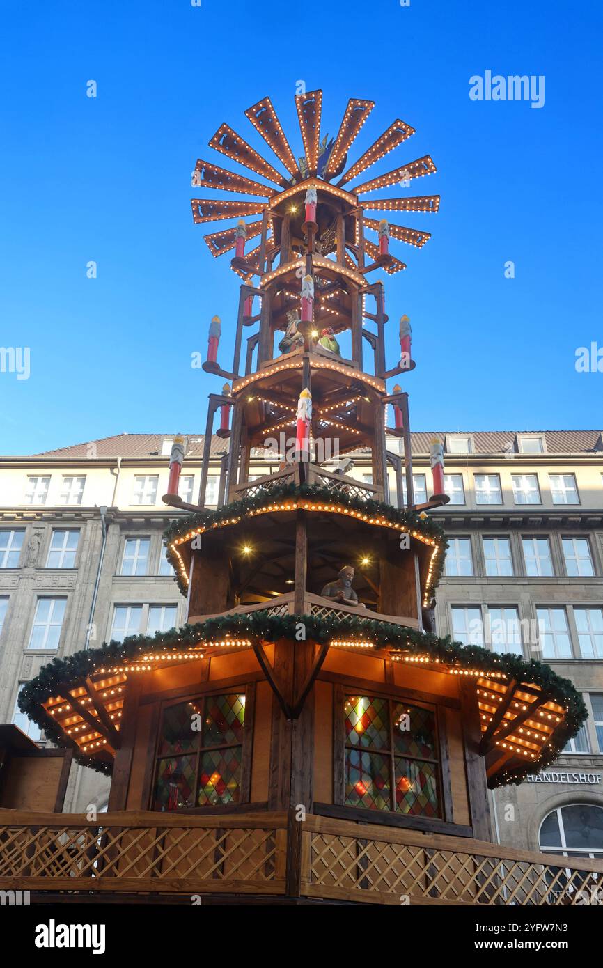 Größte Weihnachtspyramide in Essen Auf dem Essener Willy-Brandt-Platz wird eine der weltgrößten Weihnachtspyramiden mit über 20 Metern von dem Unternehmen Richard Müller und Sohn aufgebaut und wird somit zur Hauptattraktion auf dem Essener Weihnachtsmarkt. Essen Nordrhein-Westfalen Deutschland Willy-Brandt-Platz *** la piramide di Natale più grande del mondo, una delle piramidi di Natale più grandi del mondo, che misura oltre 20 metri, è stata eretta dalla compagnia Richard Müller und Sohn su Willy Brandt Platz a Essen, rendendola la principale attrazione al mercato di Natale di Essen Essen, nella Renania settentrionale-Vestfali Foto Stock