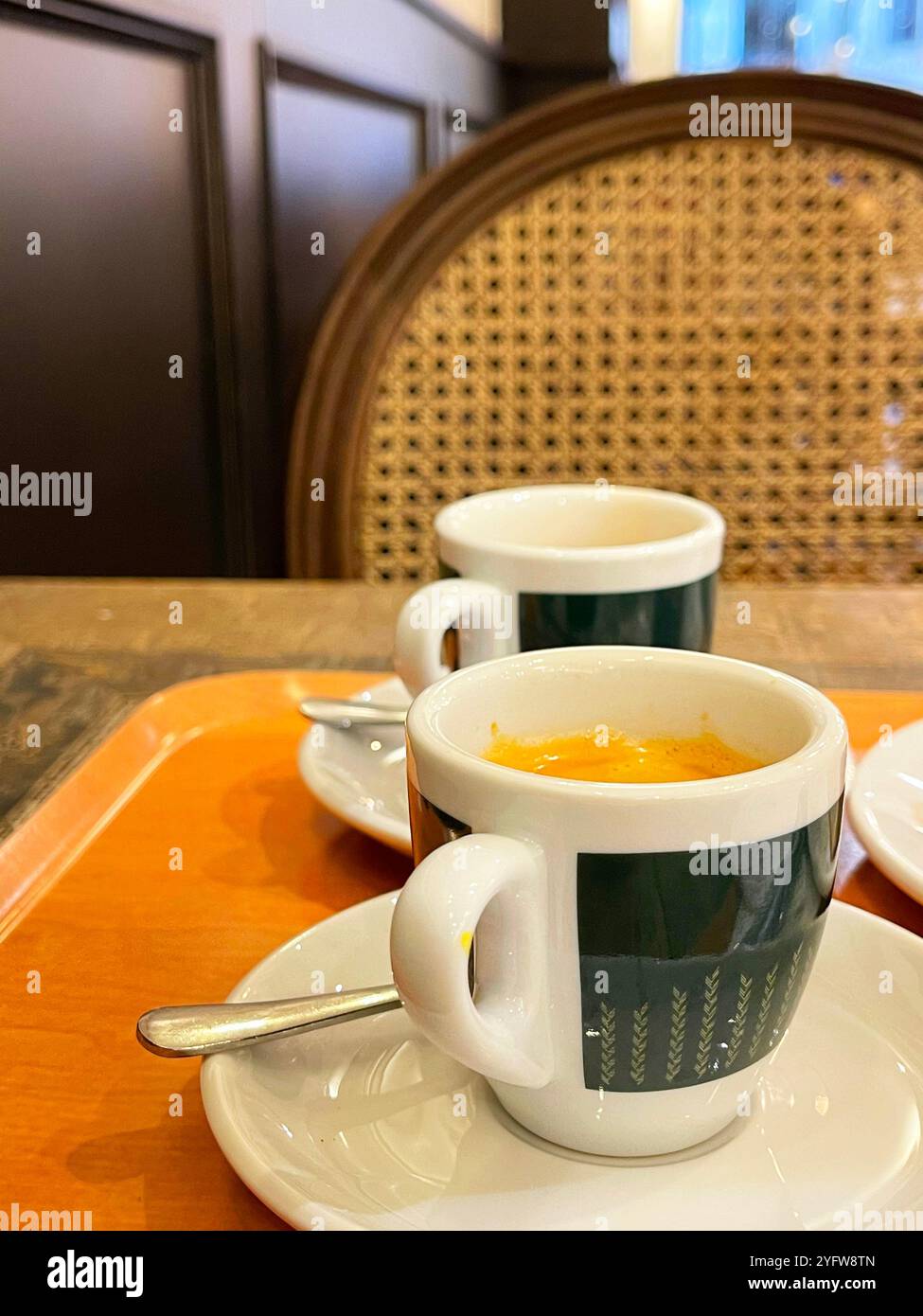 Due tazze di caffè in un caffè. Foto Stock