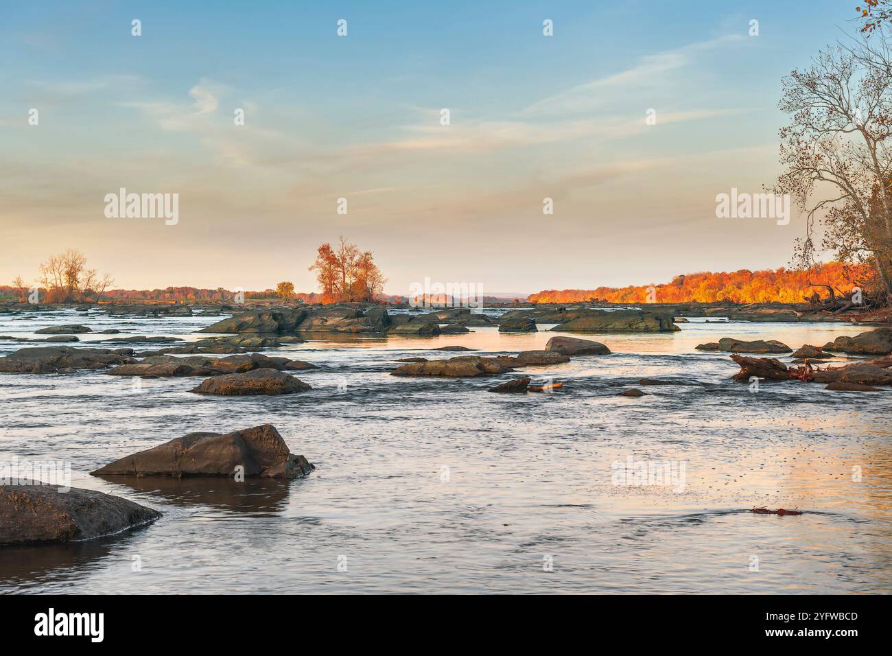 Fiume Potomac all'alba autunnale. Chiusa 23 (Violettes Lock) di Chesapeake e Ohio Canal National Historical Park. Maryland. STATI UNITI Foto Stock