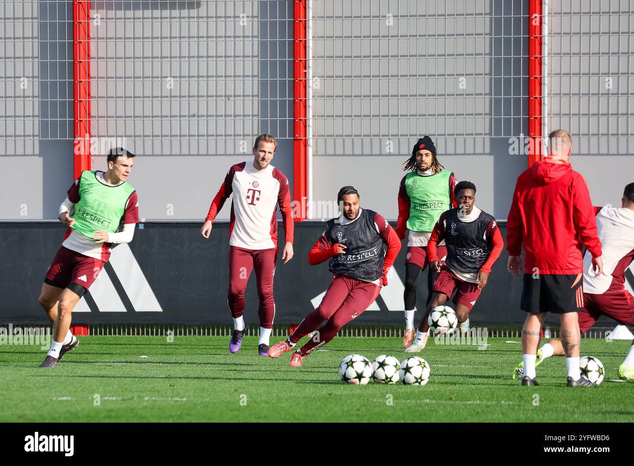 Spieler FC Bayern Muenchen beim Training auf dem Platz, mit Joshua Kimmich (FC Bayern Muenchen, 06) und Harry Kane (FC Bayern Muenchen, 09), mit Serge Gnabry (FC Bayern Muenchen, 07) und Sacha Boey (FC Bayern Muenchen, 23), Ger, Abschlusstraining, FC Bayern Muenchen, FC Bayern Muenchen, FC Bayern Muenchen, Fussball, UEFA Champions League, 4. Spieltag, Saison 2024/2025, 05.11.2024, foto: Eibner-Pressefoto/Jenni Maul Foto Stock