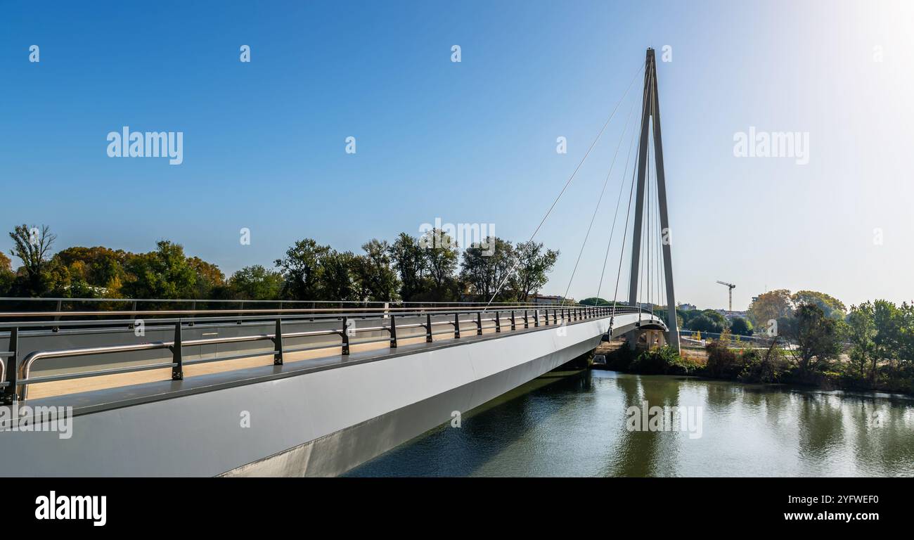 La passerella pedonale Robert Poujade che collega l'isola di Ramier e attraversa la Garonna a Tolosa, Haute Garonne, Occitanie, in Francia Foto Stock