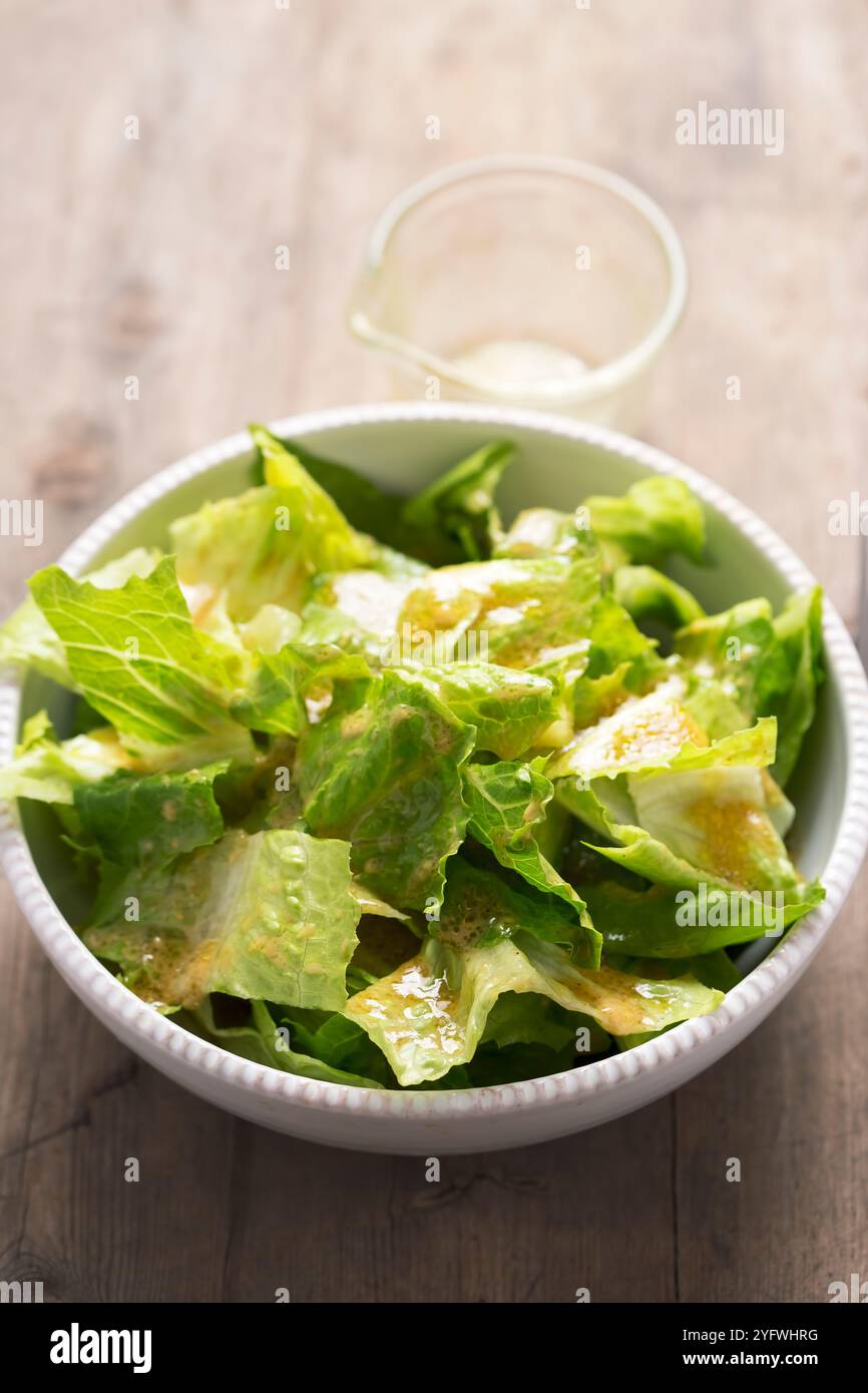 Insalata di lattuga Romain con salsa vinaigrette Foto Stock