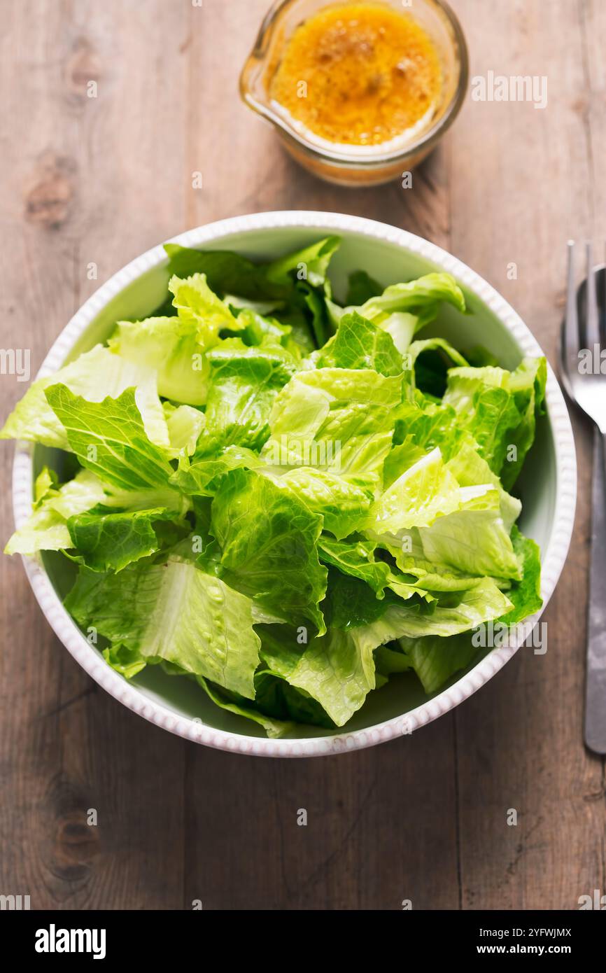 Insalata di lattuga Romain con salsa vinaigrette Foto Stock