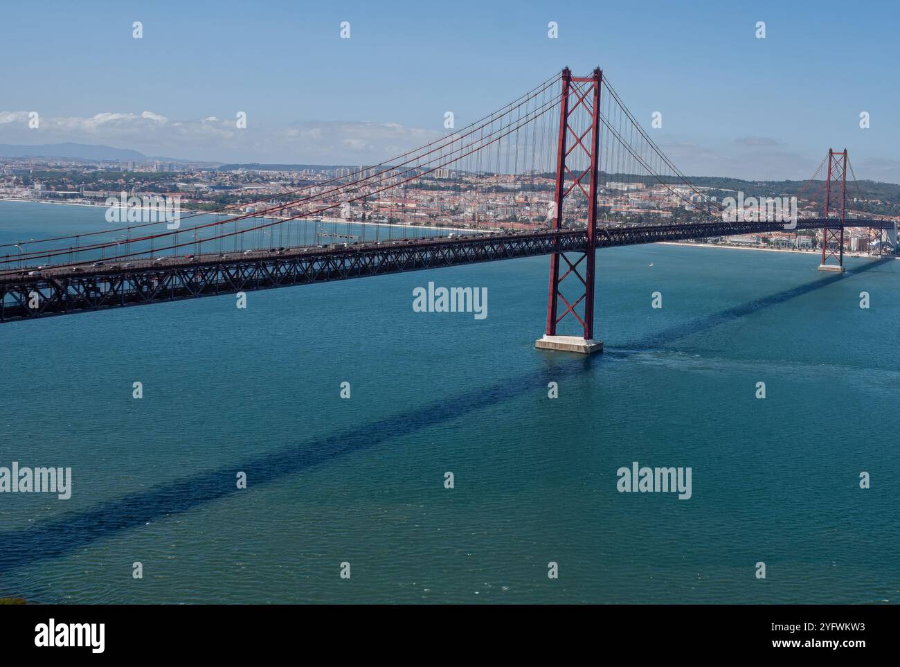 25 de Abril Bridge visto dal lato sud, accanto a Cristo Rei Foto Stock