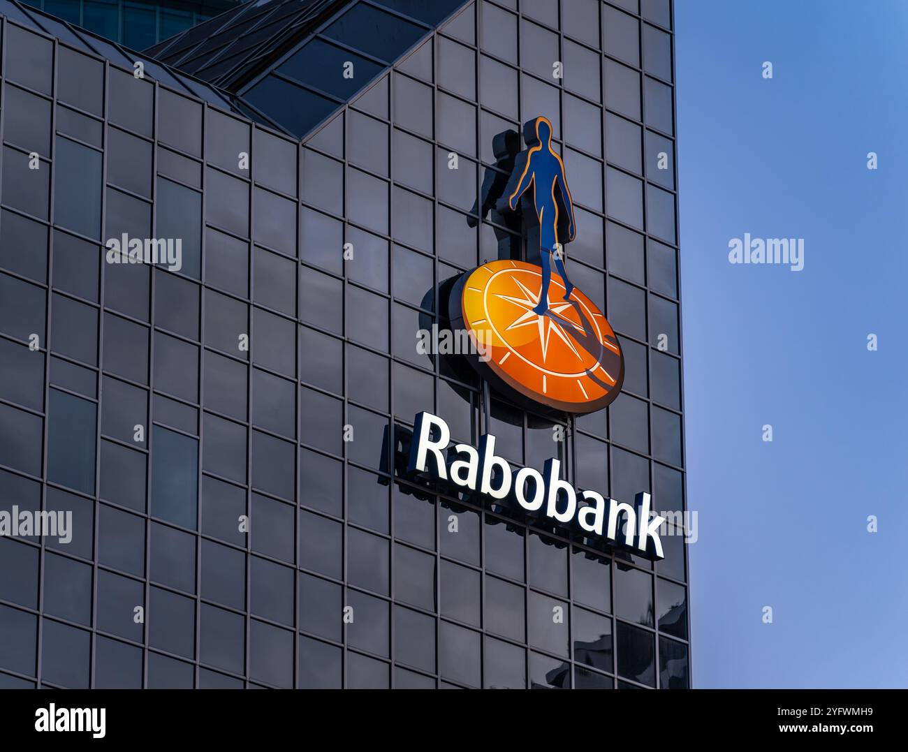 Utrecht, Paesi Bassi, 27.10.2024, firma e logo di Rabobank, una multinazionale olandese di servizi bancari e finanziari con sede a Utrecht Foto Stock