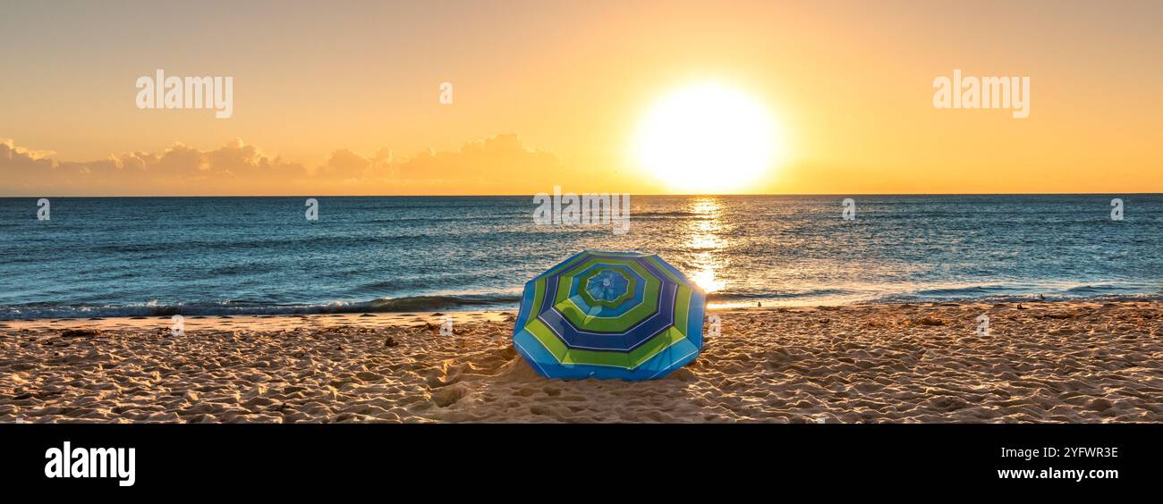 Ombrellone in spiaggia durante l'Golden Hour. Miami Beach, Florida. Foto Stock