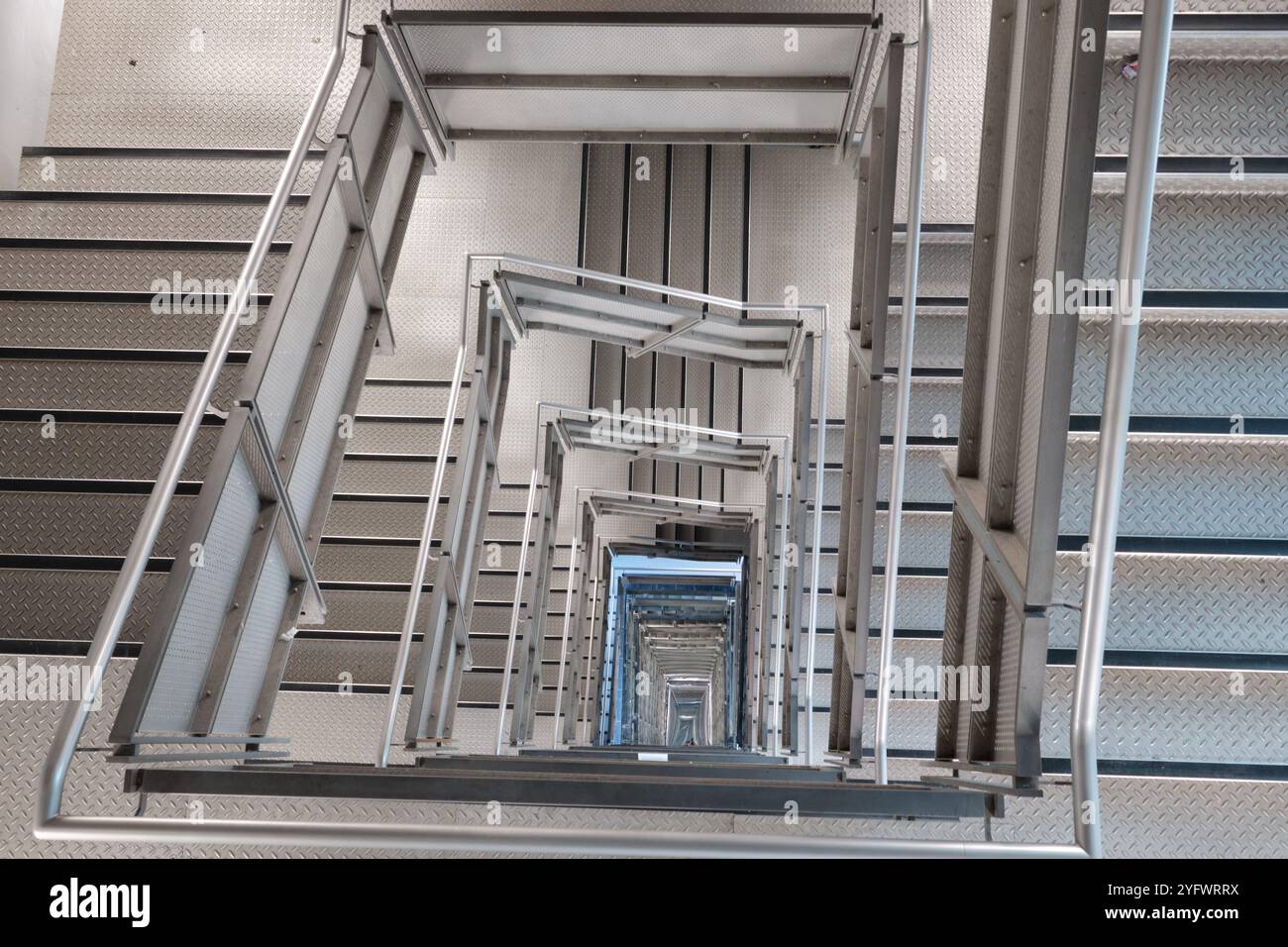 Guardando giù le scale: Installazione d'arte contemporanea, "Heaven and Hell", presso il museo Baltic Centre di Newcastle. Paura delle altezze! Foto Stock