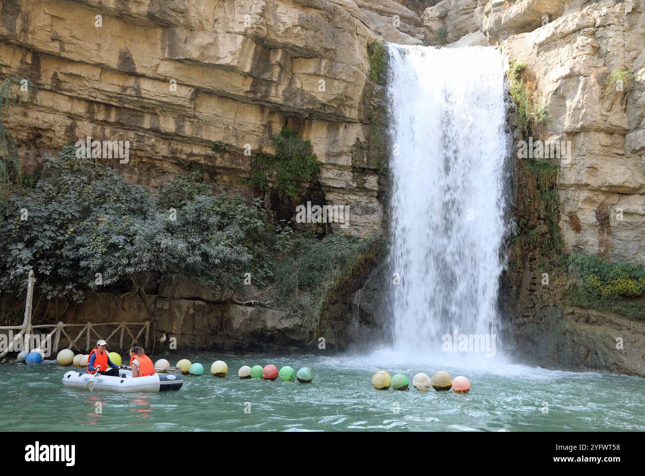 I turisti alla cascata di Geli Ali Beg nel Kurdistan iracheno Foto Stock