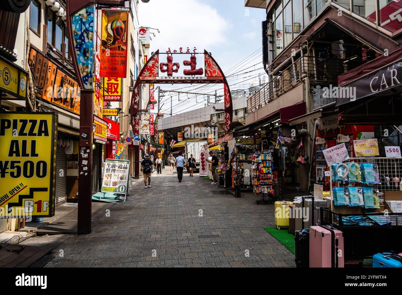 Tokyo, Giappone - 6 agosto 2024: Ameyoko, un vivace mercato di strada a Ueno, Tokyo, offre vivaci negozi, bancarelle alimentari e prodotti locali, acquisizione della liv Foto Stock