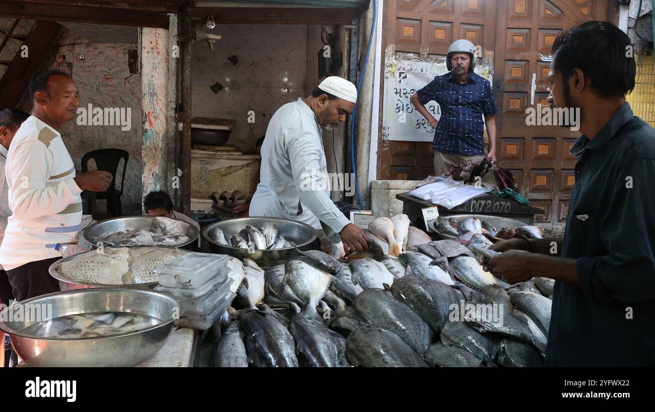 Mercato del pesce nel bazar Lal Darwaja nella città vecchia di Ahmedabad, Gujarat, India Foto Stock
