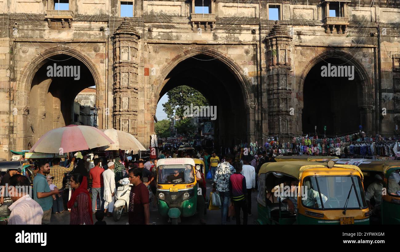 Teen Gate al bazar Lal Darwaja nella città vecchia di Ahmedabad, Gujarat, India Foto Stock