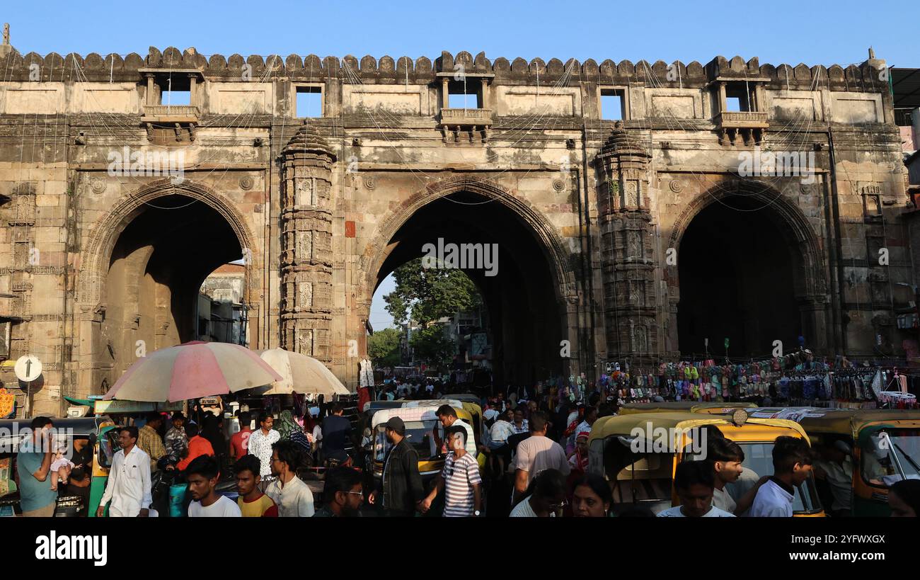 Teen Gate al bazar Lal Darwaja nella città vecchia di Ahmedabad, Gujarat, India Foto Stock