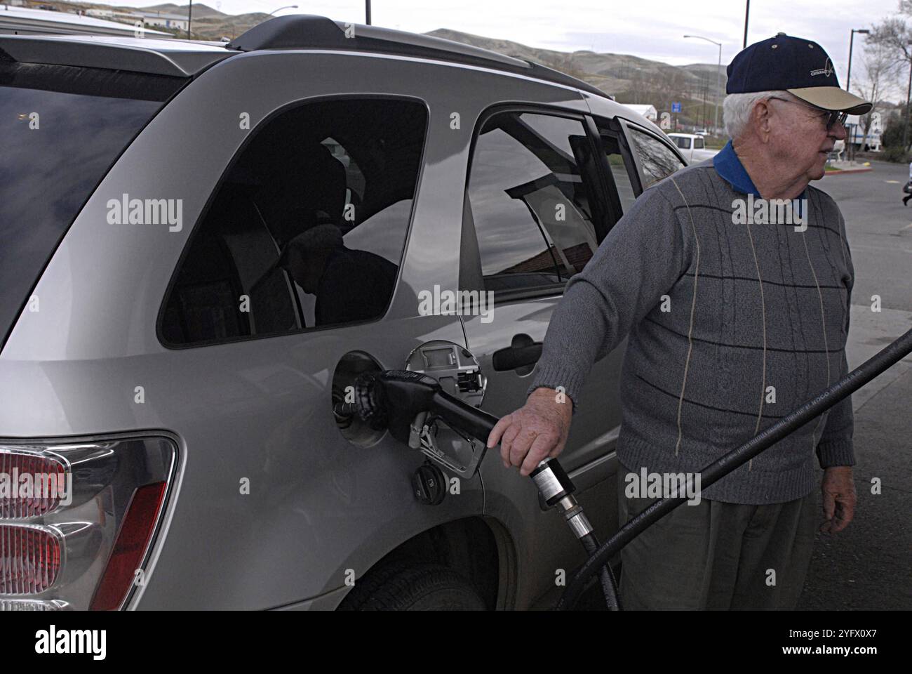 STATI UNITI / STATO IDOHA/LEWISTON . Un cittadino americano anziano che acquista benzina alla stazione di servizio pattuglia questo prodotto contian fino al 10% di etanolo per volume 11 ma Foto Stock