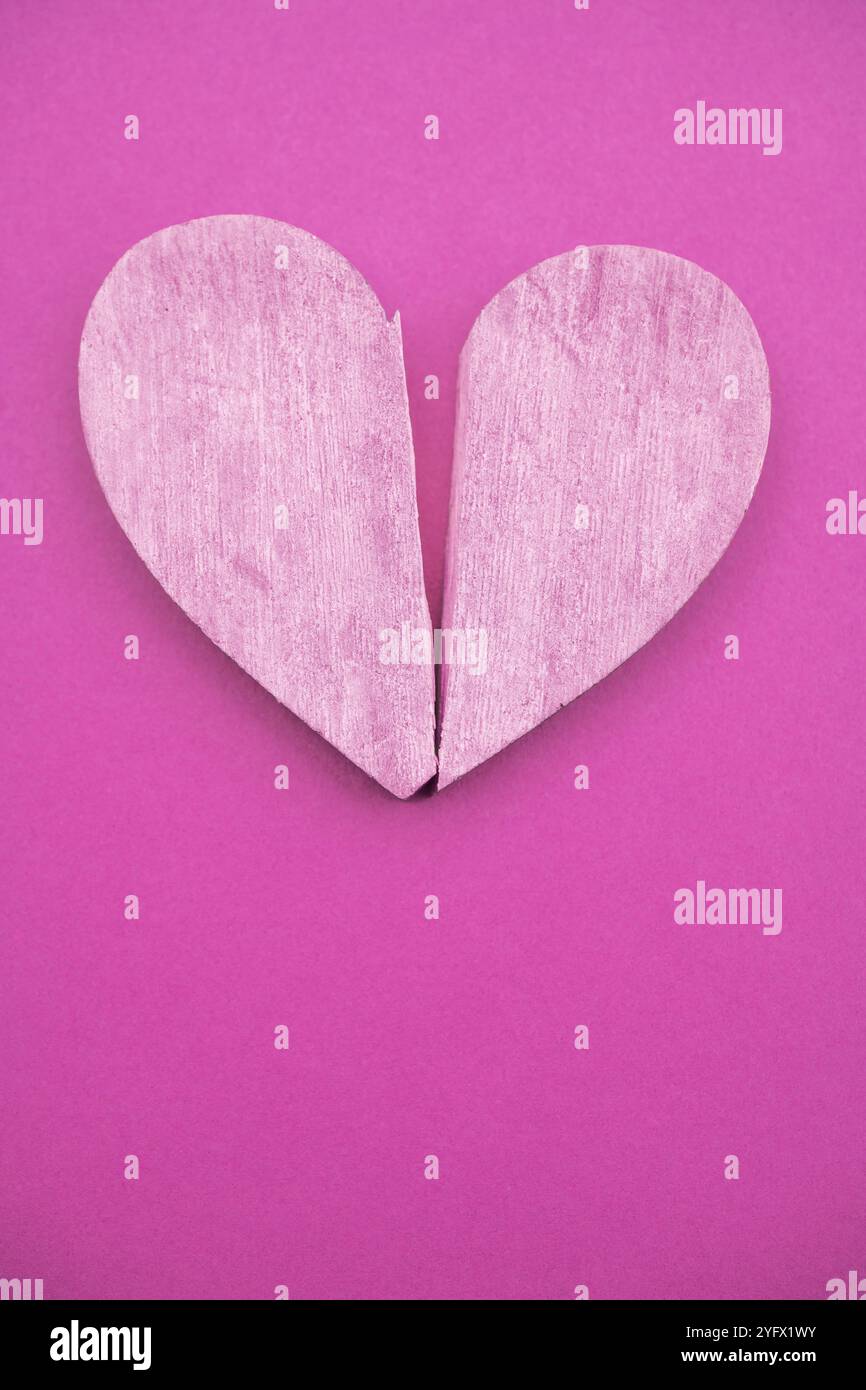 Cuore spezzato fatto di legno Foto Stock