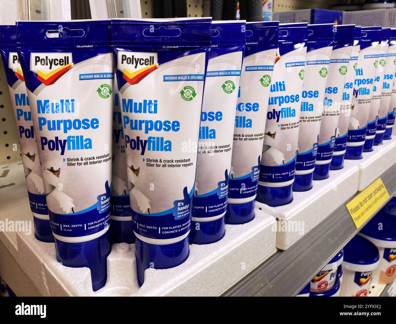 Ripiani polivalenti Polycell Polyfilla in vendita presso il negozio di articoli da regalo locale Foto Stock