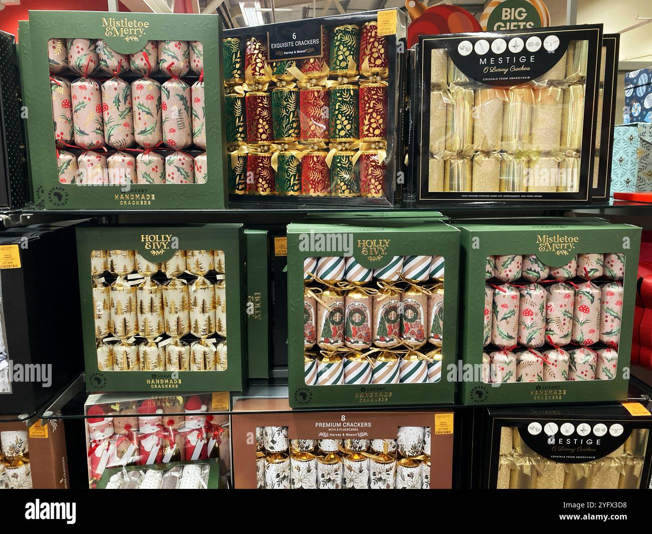 Selezione di scatole di Cracker natalizie in vendita presso il negozio locale - Immagine stock catturata con smartphone