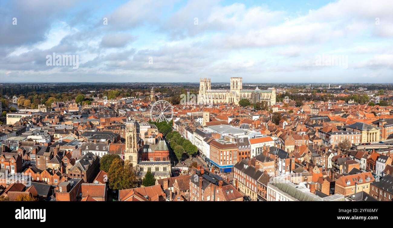 YORK, REGNO UNITO - 18 OTTOBRE 2024. Una vista panoramica aerea dello skyline cittadino di York nel North Yorkshire, Regno Unito, con la cattedrale di York Minster e il tetto Foto Stock