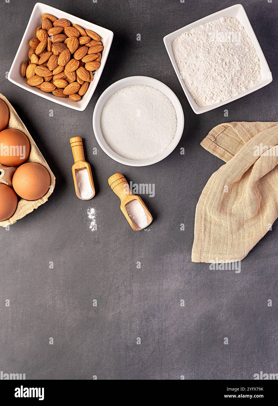 Fotografia a vuoto degli ingredienti biscotti; biscotti italiani con mandorle intere, farina di grano; zucchero; sale; lievito in polvere, uova, crude, crude, impasto, b Foto Stock