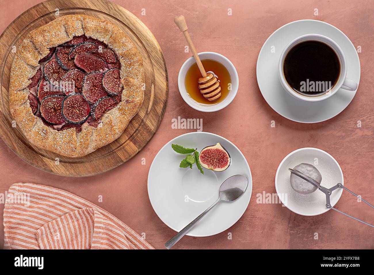 Fotografia gastronomica di galette con fichi e ricotta, torta dolce, pasta frolla, dessert, farina integrale, zucchero a velo, caffè, miele Foto Stock