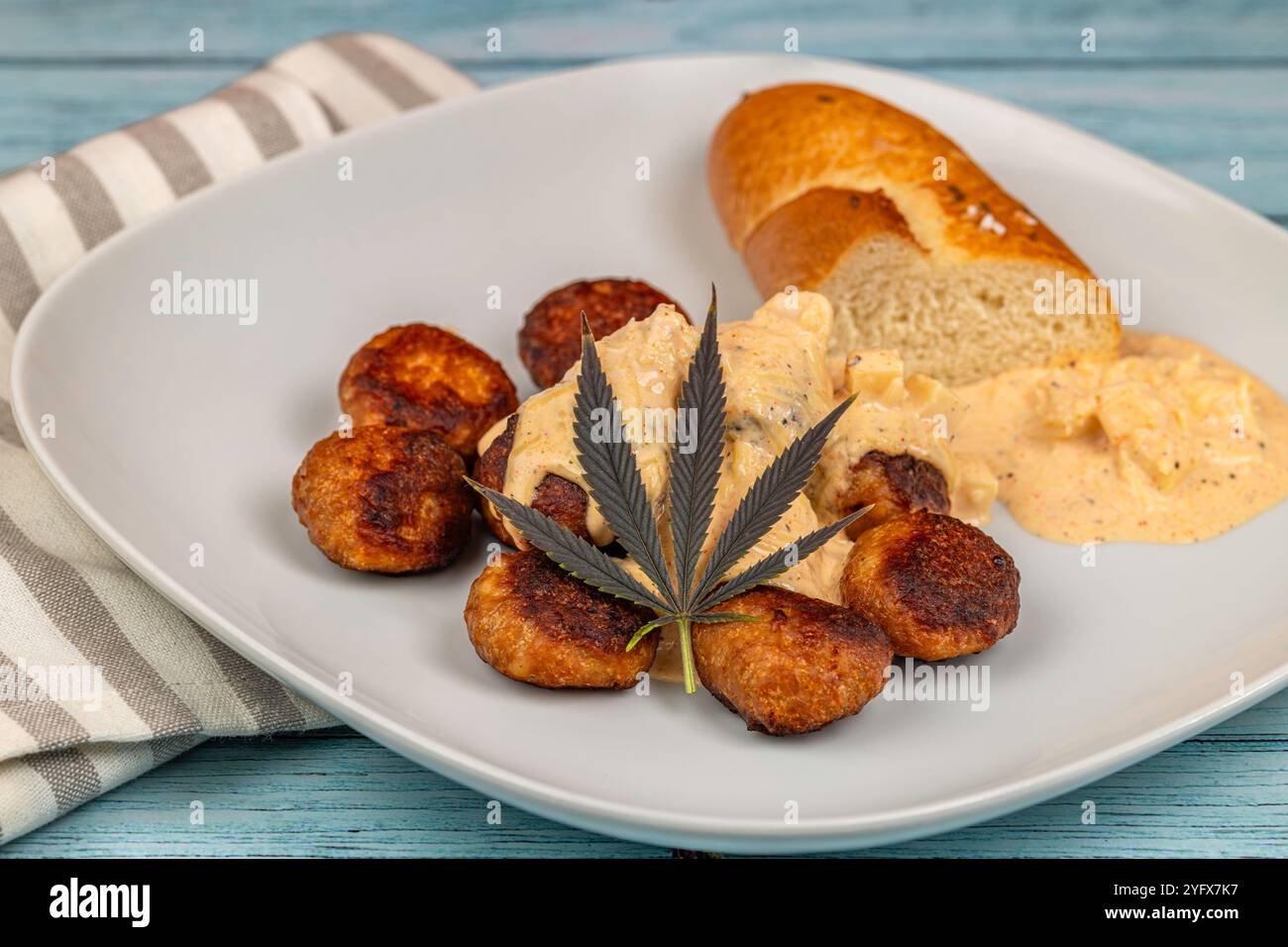 Polpette di pollo con pane e formaggio su un vecchio tavolo di legno Foto Stock