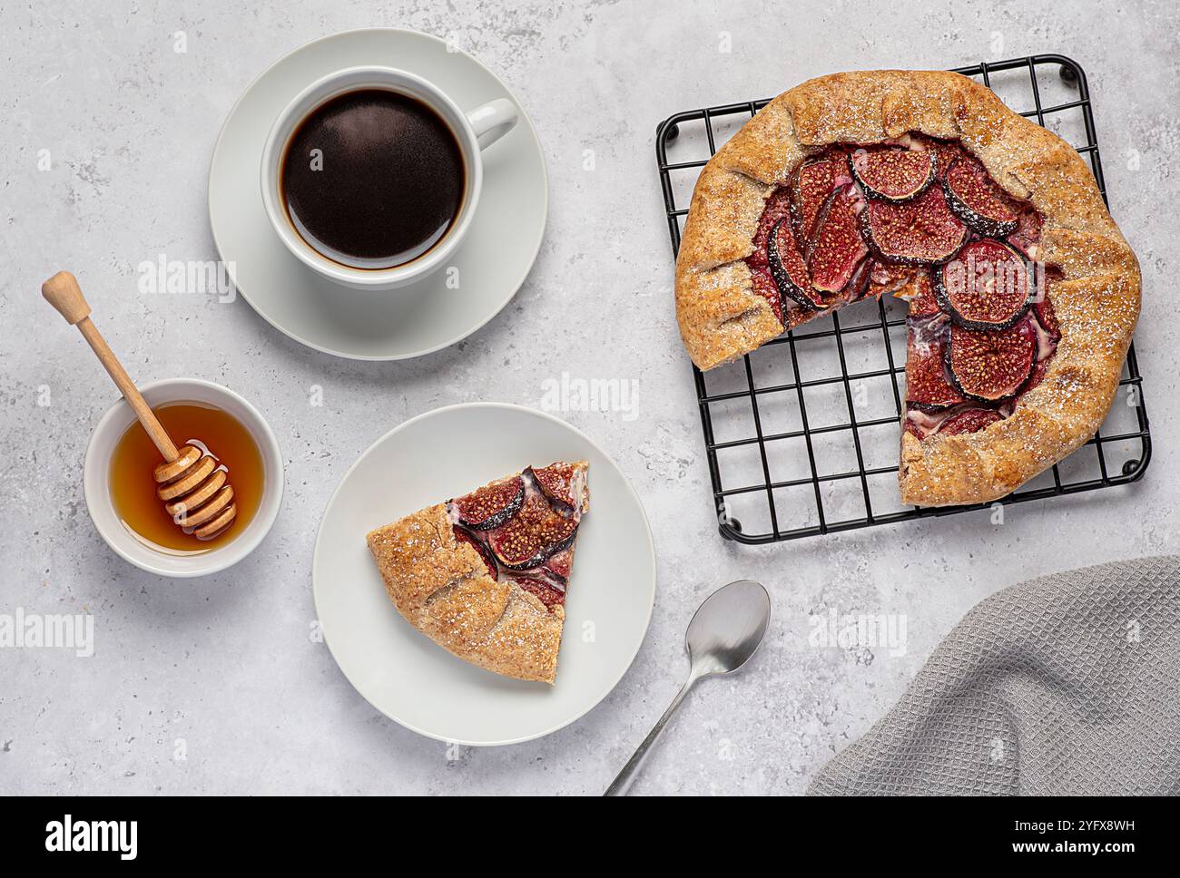 Fotografia gastronomica di galette con fichi e ricotta, torta dolce, pasta frolla, dessert, farina integrale, zucchero a velo, caffè, miele Foto Stock