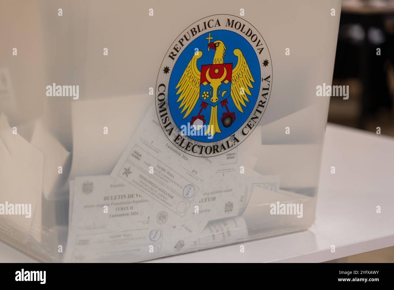 Scrutinio con i documenti di voto durante le elezioni in Moldavia, emblema della Commissione elettorale centrale visibile Foto Stock