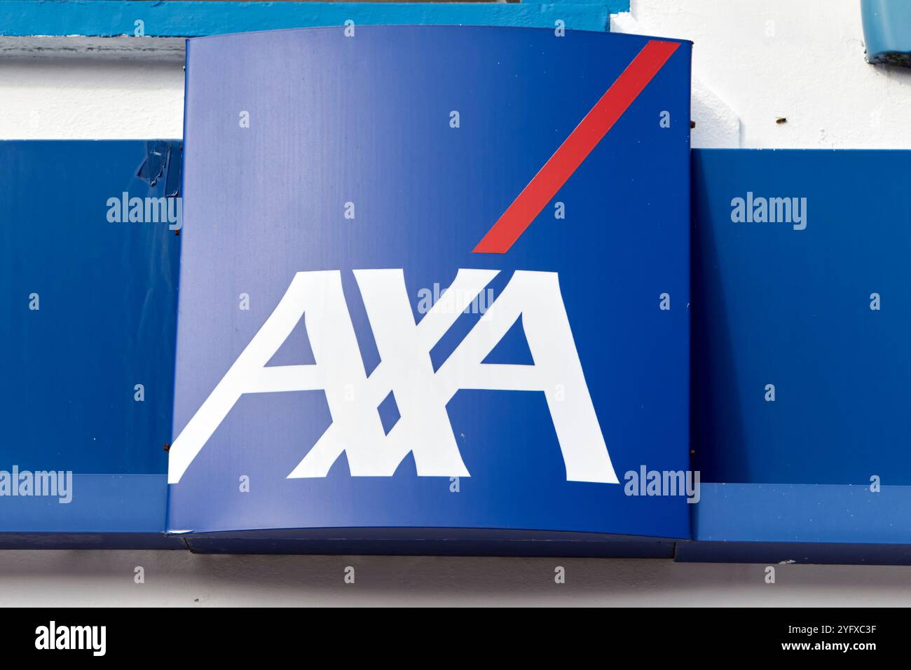 logo assicurativo axa su un negozio a letterkenny, contea di donegal, repubblica d'irlanda Foto Stock
