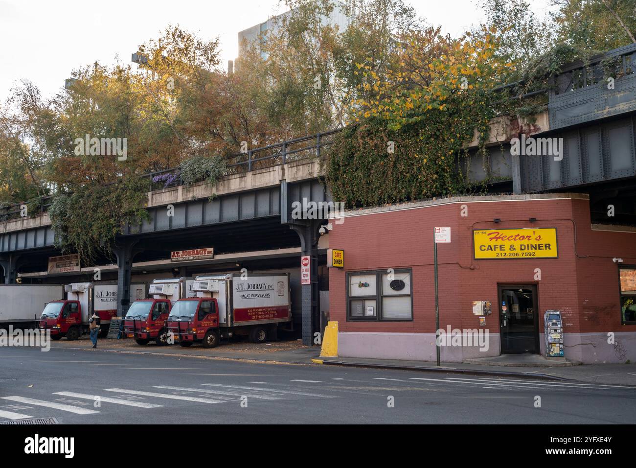 L'High Line Park si trova sul mercato di Gansevoort nel Meatpacking District di New York lunedì 28 ottobre 2024. La cooperativa Gansevoort Meat Market sta terminando il suo affitto con la città e la città ha annunciato piani per sviluppare la proprietà immobiliare in 600 appartamenti, uno spazio pubblico e una possibile espansione per l'adiacente Whitney Museum e l'High Line Park. Il mercato è presente sul posto da quasi 100 anni. (© Richard B. Levine) Foto Stock