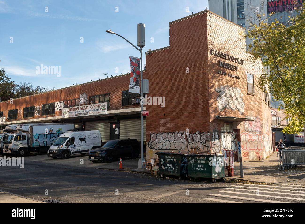 Il mercato di Gansevoort nel Meatpacking District di New York lunedì 28 ottobre 2024. La cooperativa Gansevoort Meat Market sta terminando il suo affitto con la città e la città ha annunciato piani per sviluppare la proprietà immobiliare in 600 appartamenti, uno spazio pubblico e una possibile espansione per l'adiacente Whitney Museum e l'High Line Park. Il mercato è presente sul posto da quasi 100 anni. (© Richard B. Levine) Foto Stock