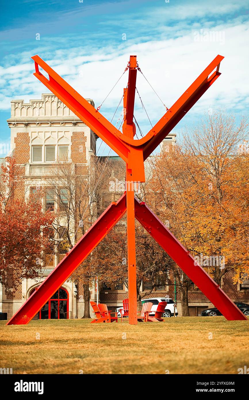 Un oggetto d'arte rossa di fronte al campus del Muhlenberg College di Allentown, Pennsylvania, USA, 4 novembre 2024 Foto Stock