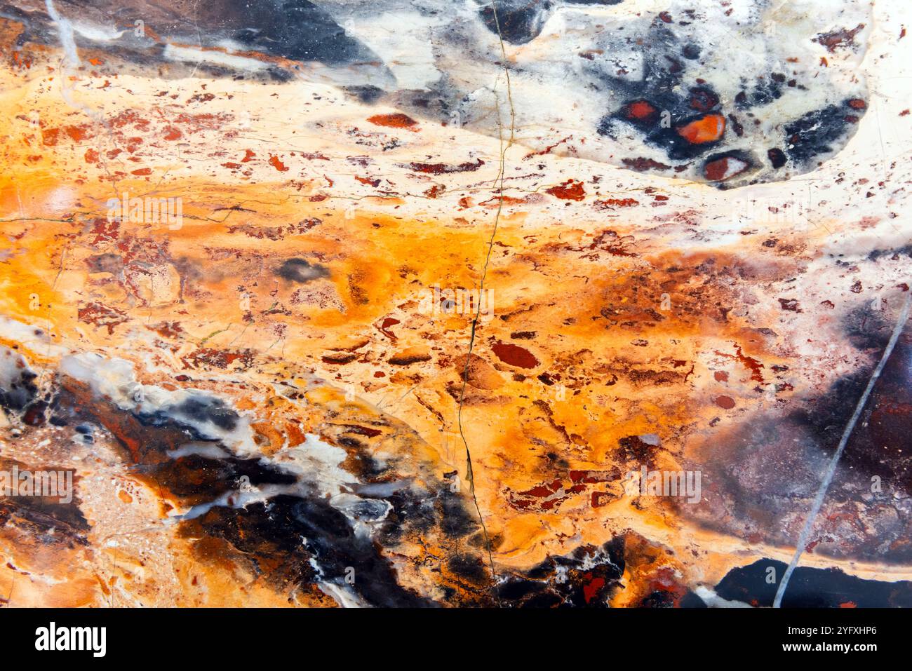 Campione lucido di minerale colorato. Motivo naturale Orsk jasper. Texture foto di sfondo Foto Stock