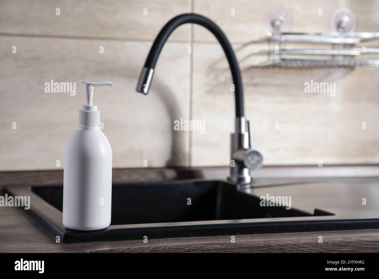 Lavello da cucina in pietra ceramica nera su tavolo in legno marrone chiaro. Mock-up, Copy Space Sink Cleaner concetto ecologico Foto Stock