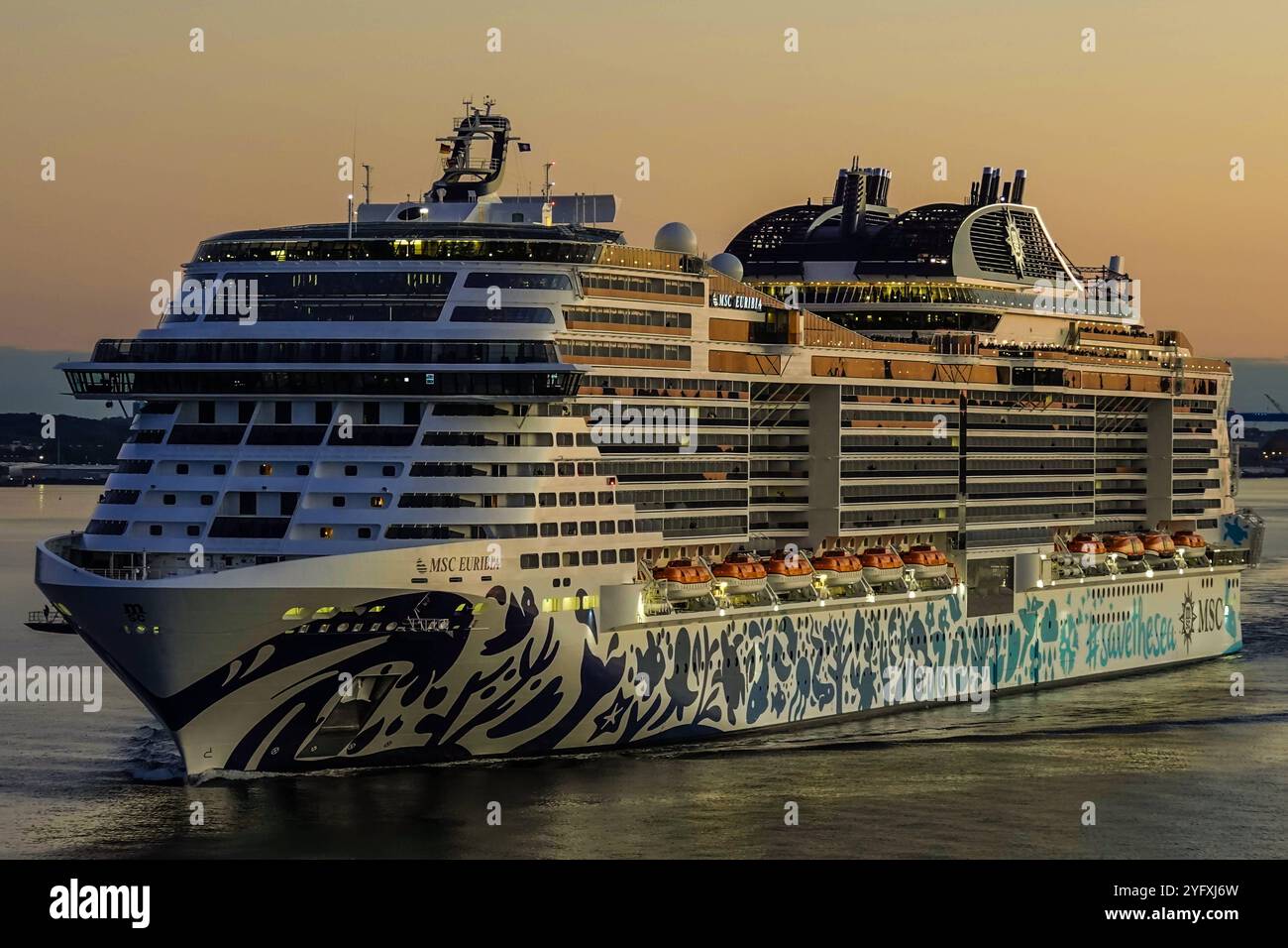 Symbolbild die MSC Euribia bei Sonnenuntergang, beeindruckendes modernes Kreuzfahrtschiff mit auffälliger Rumpfbemalung und umweltfreundlichem LNG-Antrieb, Symbol für Nachhaltigkeit und Komfort auf hoher SEE, bietet zahlreiche Annehmlichkeiten für Kreuzfahrtgäste, Ideal für luxuriöse Foto Stock