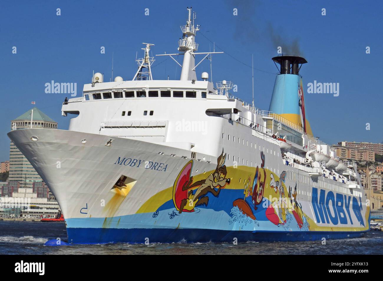 Symbolbild Fähre, Moby Drea, Moby Lines, Cartoon-Bemalung, mediterraner Raum, Passagierschiff, Transport, maritimer Verkehr, Schornstein, Küste, Italien, bunte Grafiken, Seeverkehr, Urlaub, Hafenstadt, Sommer, Reederei, Tourismus, Schifffahrt, mediterrane Fähren, Freizeit, Fährenverbindung, Küstentransport *** traghetto per immagini simboliche, Moby Drea, Moby Lines, cartoon painting, area mediterranea, nave passeggeri, trasporto, traffico marittimo, imbuto, costa, Italia, grafica colorata, traffico marittimo, vacanze, città portuale, estate, compagnia di navigazione, turismo, navigazione, traghetti mediterranei, tempo libero, coa Foto Stock