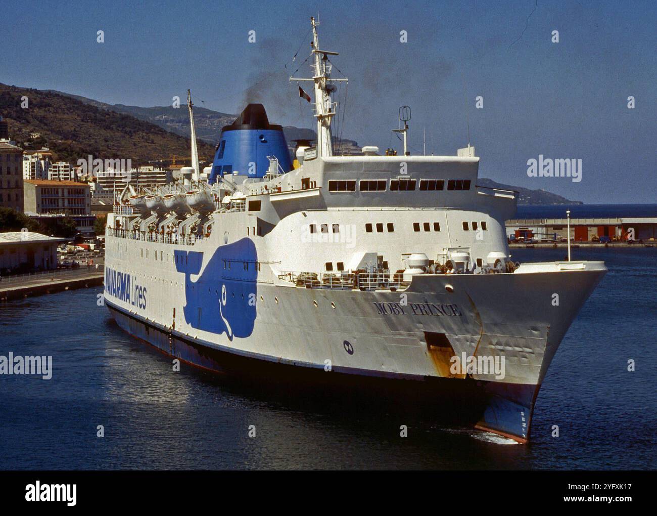 Symbolbild Fähre, Moby Prince, Moby Lines, Weiß-blaues Design, Hafen, Passagierschiff, Mittelmeer, maritimer Verkehr, Schornstein, Rettungsboote, Küstenregion, Italien, Reise, Tourismus, Schifffahrt, Fährverbindung, Sommer, mediterrane Landschaft, Transport, Freizeit, Hafenstadt, Seeverkehr *** immagine simbolica traghetto, Moby Prince, Moby Lines, design bianco blu, porto, nave da passeggeri, Mar Mediterraneo, traffico marittimo, imbuto, imbarcazioni di salvataggio, regione costiera, Italia, viaggi, turismo, spedizioni, servizio di traghetto, estate, paesaggio mediterraneo, trasporto, tempo libero, città portuale, traffico marittimo Copyright Foto Stock