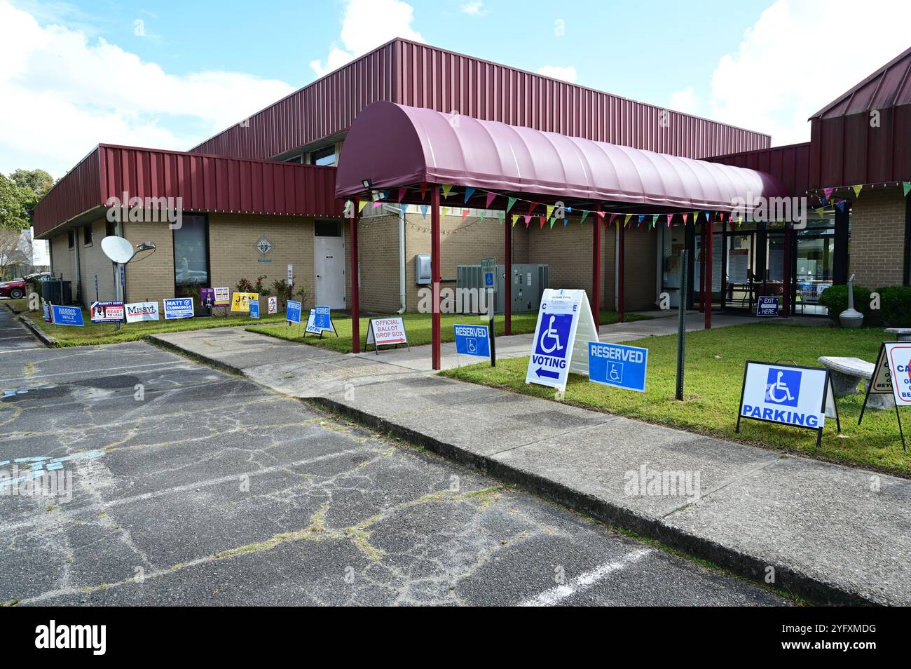 Stazione di voto americana vicino a Virginia Beach durante le elezioni presidenziali del 2024. Foto Stock