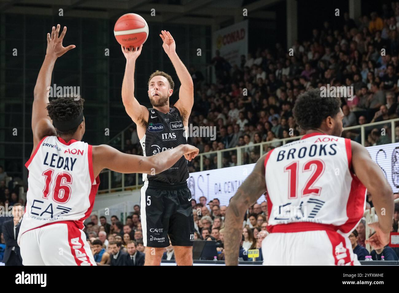 Tiro di Jordan Ford delle Dolomiti energia Trentino durante la partita tra Dolomiti energia Trentino e EA7 Emporio Armani Milano, stagione regolare di A Foto Stock