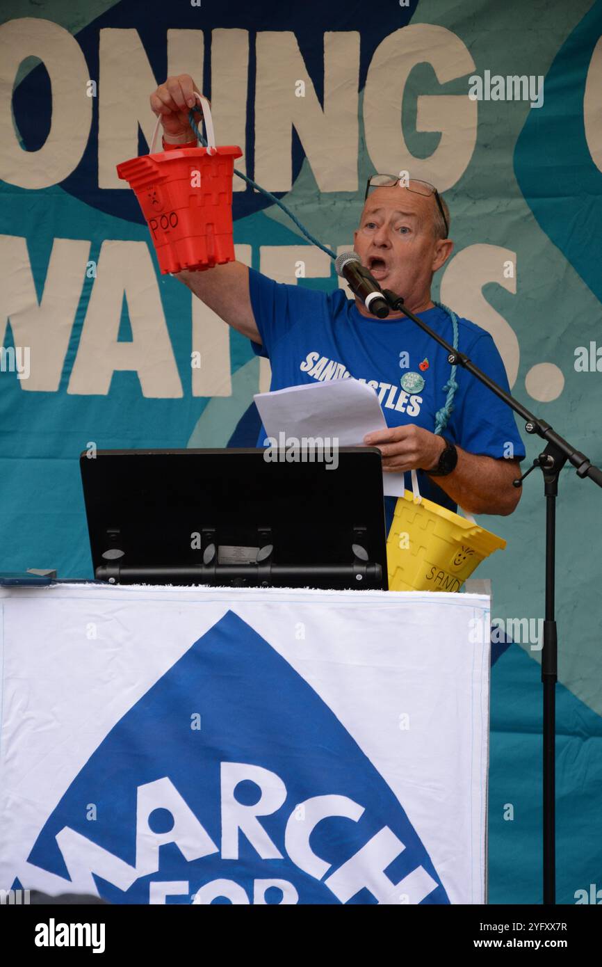 Cliff Roney parla alla River Action March for Clean Water a Londra il 3 novembre 2024, Parliament Square Foto Stock