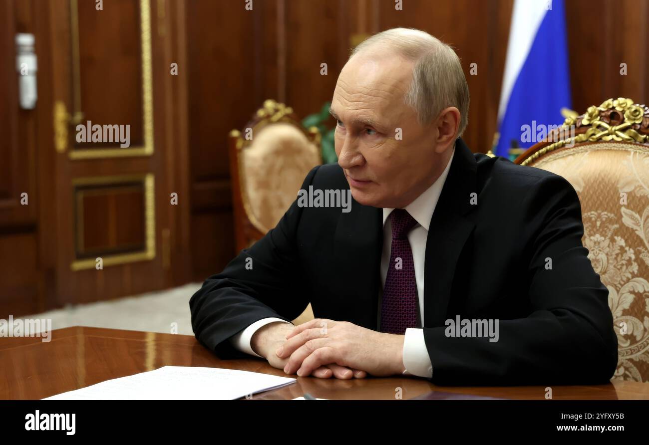 Mosca, Russia. 5 novembre 2024. Il presidente russo Vladimir Putin, ascolta il neo-nominato governatore facente funzioni della regione autonoma ebraica Maria Kostyuk, durante una riunione individuale al Cremlino, il 5 novembre 2024, a Mosca, in Russia. Crediti: Vyacheslav Prokofyev/piscina del Cremlino/Alamy Live News Foto Stock