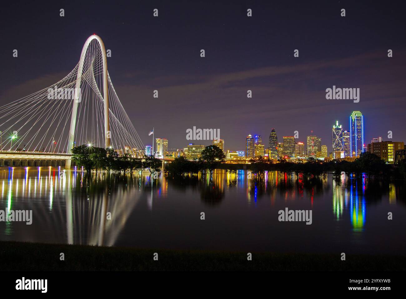 Splendida vista del Margaret Hunt Hill Bridge e dello skyline del centro di Dallas durante Una rara inondazione sul Trinity River Levee a Dallas, Texas Foto Stock