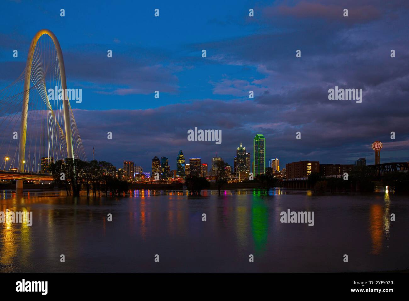 Splendida vista del Margaret Hunt Hill Bridge e dello skyline del centro di Dallas durante Una rara inondazione sul Trinity River Levee a Dallas, Texas Foto Stock