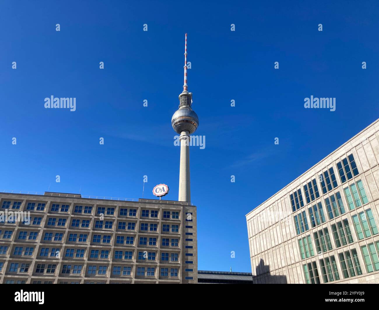 Il Berliner Fernsehturm (torre della televisione) ad Alexanderplatz. Mitte, Berlino, Germania. 10 settembre 2022. - Immagine stock catturata con smartphone