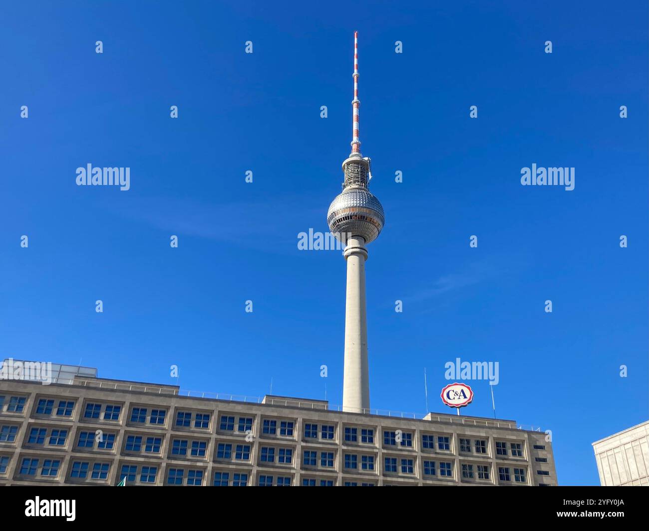 Il Berliner Fernsehturm (torre della televisione) ad Alexanderplatz. Mitte, Berlino, Germania. 10 settembre 2022. - Immagine stock catturata con smartphone